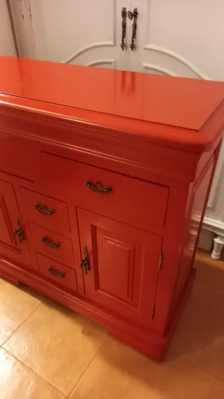 Cómoda de madera roja