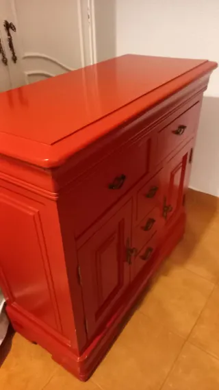Cómoda de madera roja