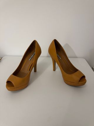 Zapatos de tacón peep toe color mostaza