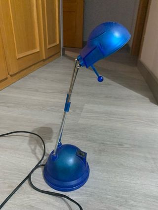 Lámpara de escritorio azul y plateada