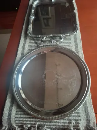 Bandeja plateada con relieves
