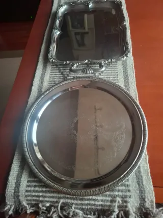 Bandeja plateada con relieves