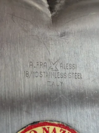 Bandeja plateada con relieves