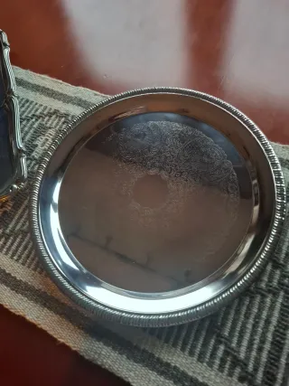 Bandeja plateada con relieves