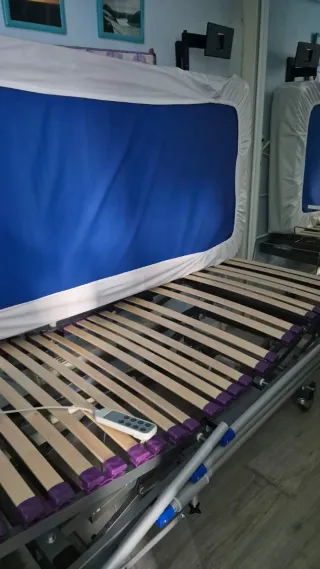 Cama geriátrica seminueva con colchón