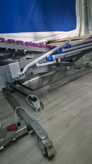 Cama geriátrica seminueva con colchón