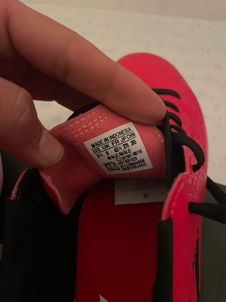 Botas de fútbol Adidas rosas y negras. Talla 43 .