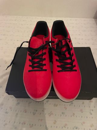 Botas de fútbol Adidas rosas y negras. Talla 43 .