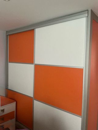 Armario ropero naranja y blanco Precio a negociar