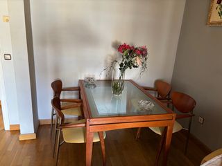 Mesa de salón y 4 sillas