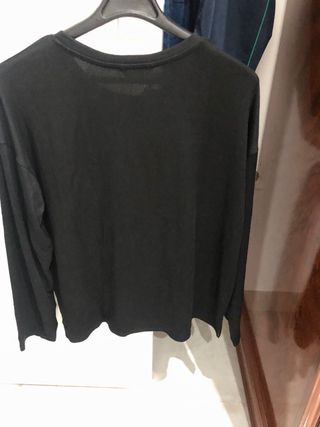 Camiseta negra con estrellas