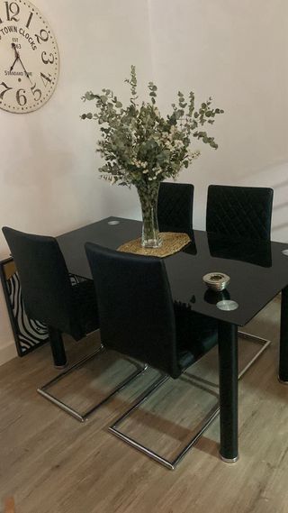 Tavolo da pranzo in vetro nero con 4 sedie