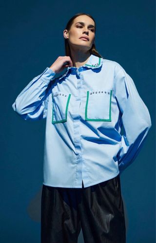 Camisa Uterqüe azul y verde con pedrería