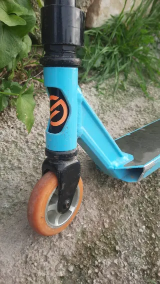 Patinete infantil azul y negro