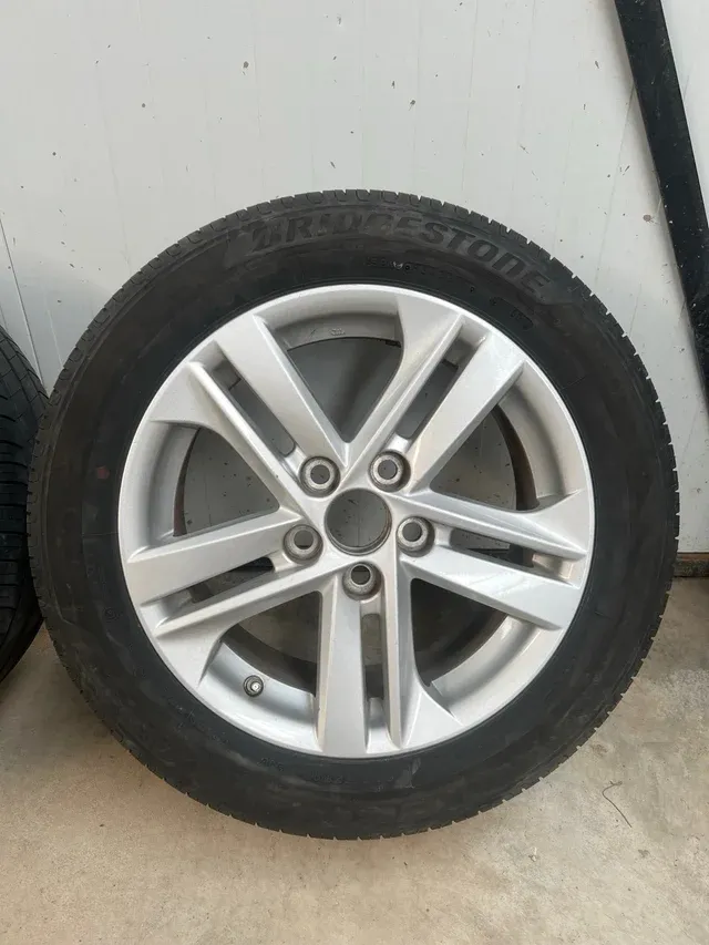 Llanta Toyota Corolla 2019 R16 con Goma