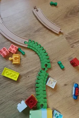 Vías tren de madera y piezas varias. 2 piezas