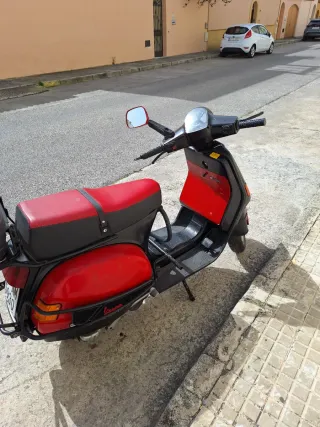 Vespa 200 Negra y Roja
