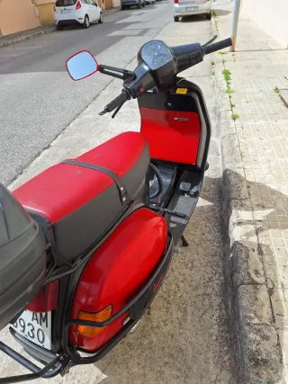 Vespa 200 Negra y Roja