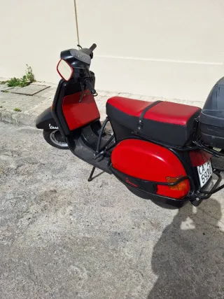 Vespa 200 Negra y Roja