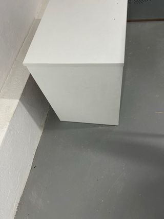 Cómoda blanca de madera con 4 cajones