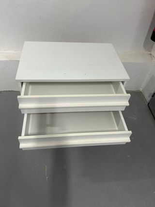 Cómoda blanca de madera con 4 cajones