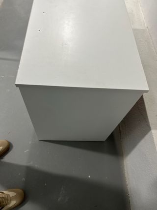 Cómoda blanca de madera con 4 cajones