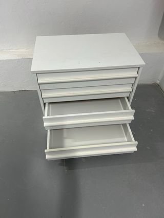 Cómoda blanca de madera con 4 cajones