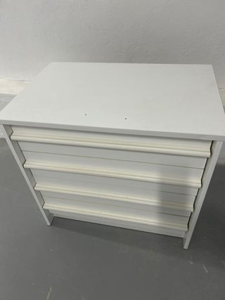 Cómoda blanca de madera con 4 cajones