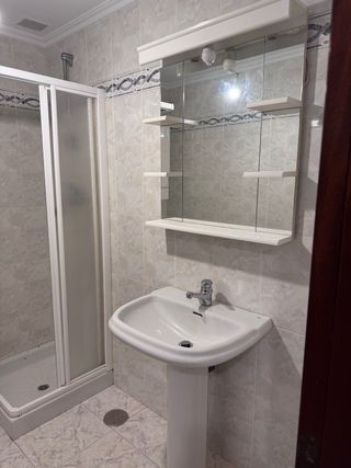 Lavabo de cerámica blanco con grifo