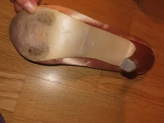 Zapatos de tacón dorados y rosas con lazo