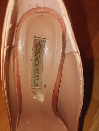 Zapatos de tacón dorados y rosas con lazo