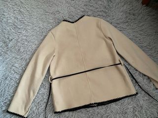 Chaqueta beige mujer con detalle negro