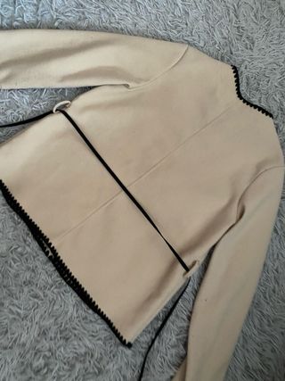 Chaqueta beige mujer con detalle negro
