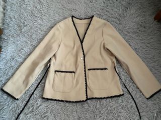 Chaqueta beige mujer con detalle negro