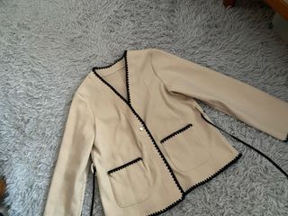 Chaqueta beige mujer con detalle negro