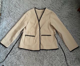Chaqueta beige mujer con detalle negro