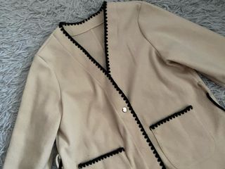 Chaqueta beige mujer con detalle negro