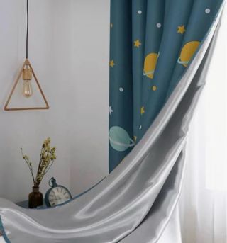 Cortinas de planetas y estrellas