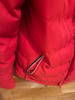 Abrigo rojo acolchado con capucha