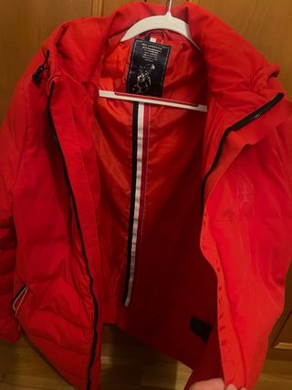 Abrigo rojo acolchado con capucha