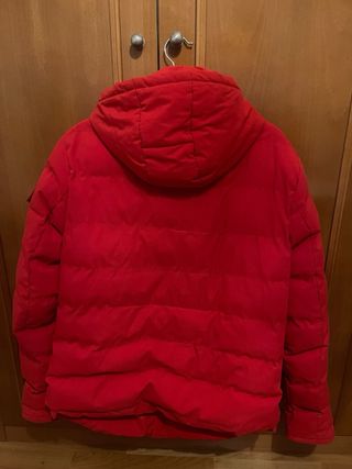 Abrigo rojo acolchado con capucha
