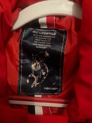 Abrigo rojo acolchado con capucha