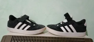 Zapatillas Adidas Negras y Blancas