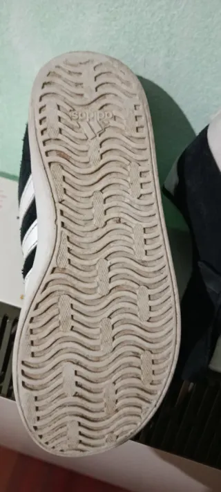 Zapatillas Adidas Negras y Blancas