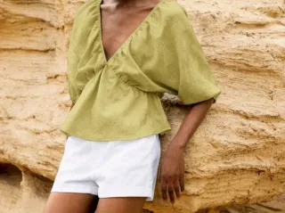 Blusa verde oliva con escote en V