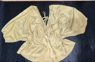 Blusa verde oliva con escote en V