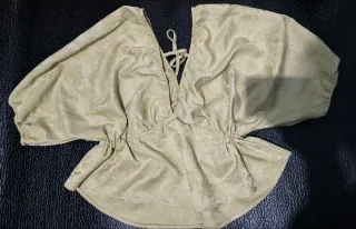 Blusa verde oliva con escote en V