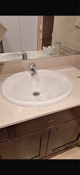 Encimera mármol y lavabo con grifo