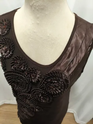 Vestido de fiesta marrón con flores