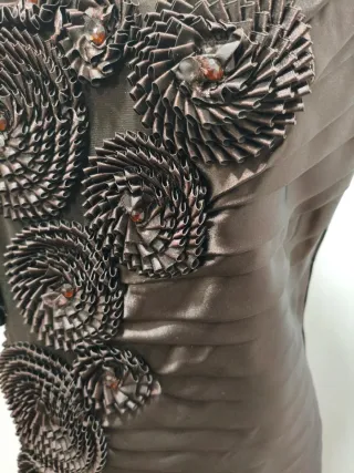 Vestido de fiesta marrón con flores